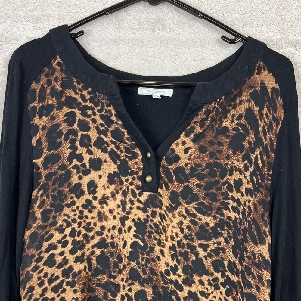 AVA JAMES Animal Print Mobwife Blouse Top Size Medium Pewter Buttons - Picture 2 of 13